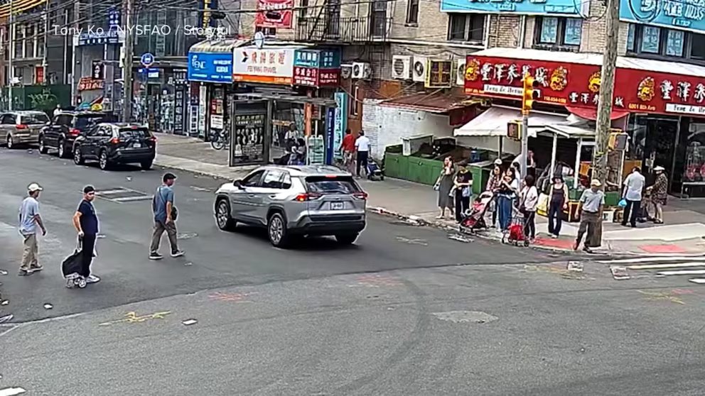 WATCH: Off-duty NYPD officer rescues driver in Brooklyn