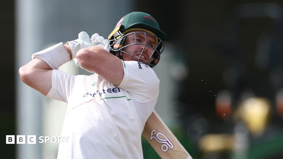 Nick Kelly: Leicestershire lose batter to rib injury for final match