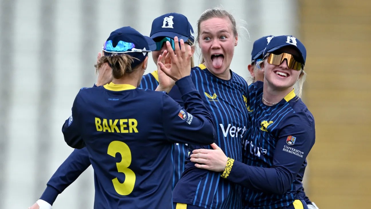 Surrey seamer Stonehouse agrees permanent switch to Warwickshire