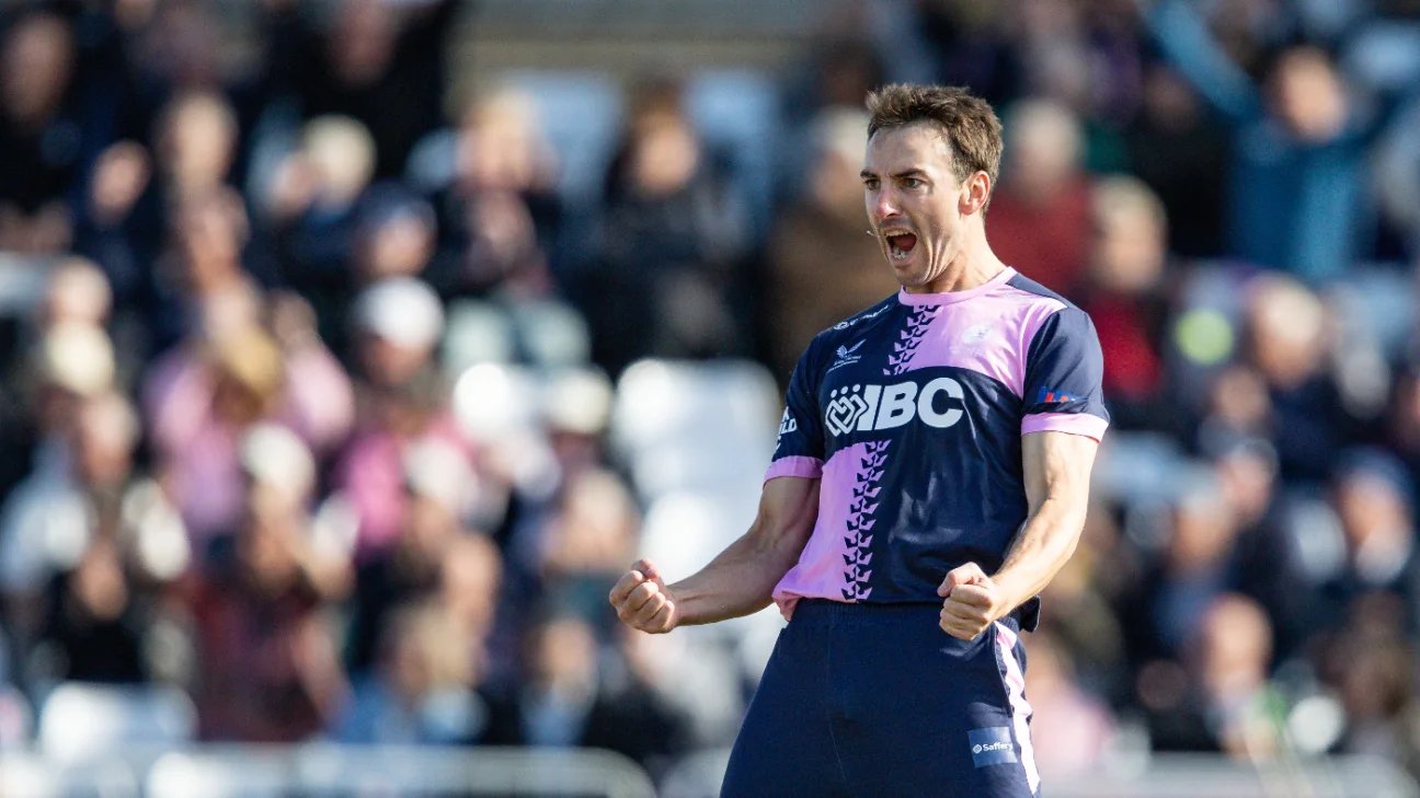 Roland-Jones rolls back the years as Middlesex end long trophy drought