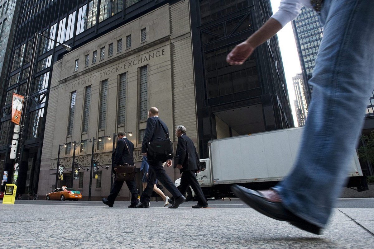 S&P/TSX composite down nearly 600 points, U.S. stock markets also lower