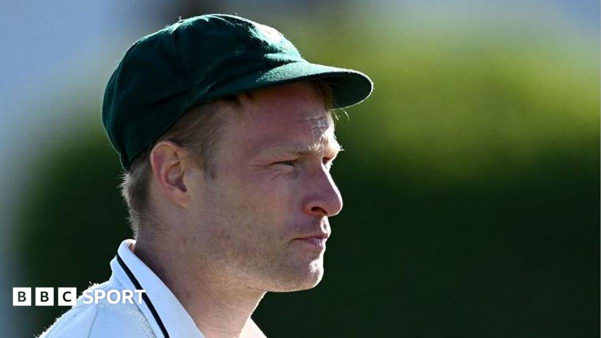 County Championship: Waite helps Pears build lead over Derbyshire