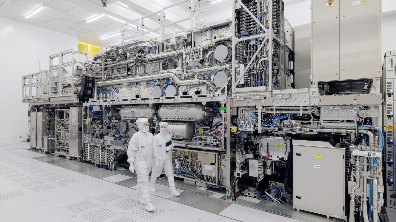 Top chipmakers embrace ASML’s $400M machines, agree to crucial chipmaking change