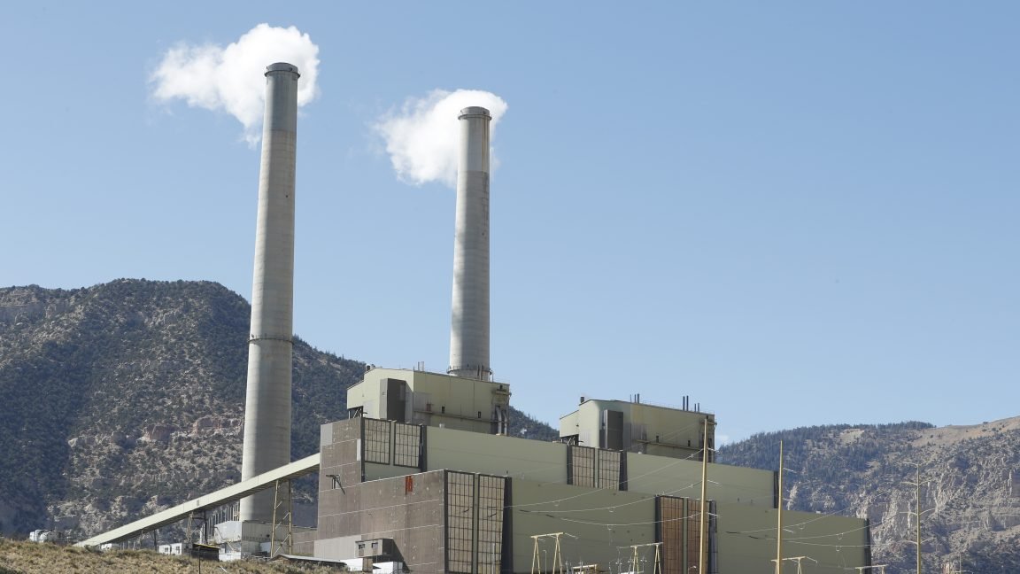 Trump EPA moves to wipe out climate rules for power plants