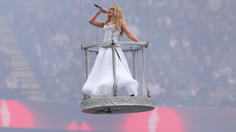 Kylie Minogue Wears Dolce e Gabbana, Bared Footwear for AFL Grand Final