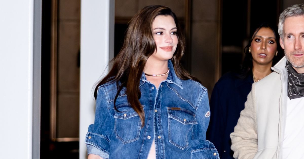 Anne Hathaway Just Wore the Denim Look Fashion Mums Love