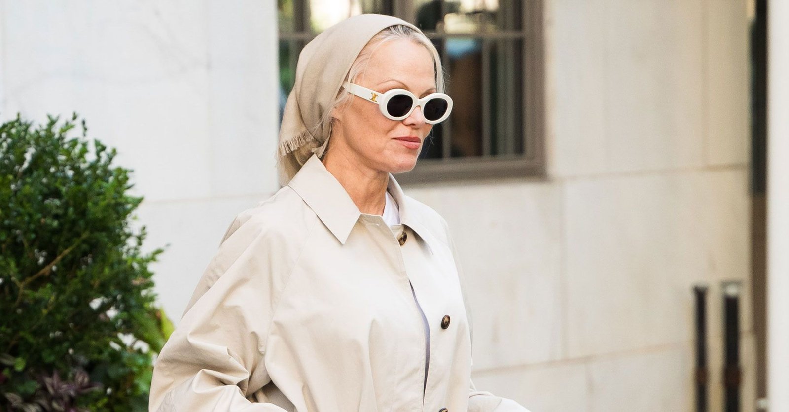 First-Class Flyers Swear By Pamela Anderson’s Airport Outfit