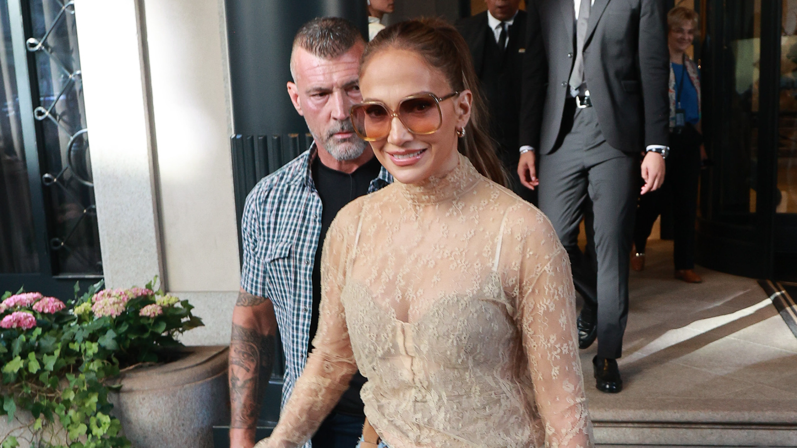 Jennifer Lopez Just Wore The “Dated” Y2K Trend Everywhere This Autumn