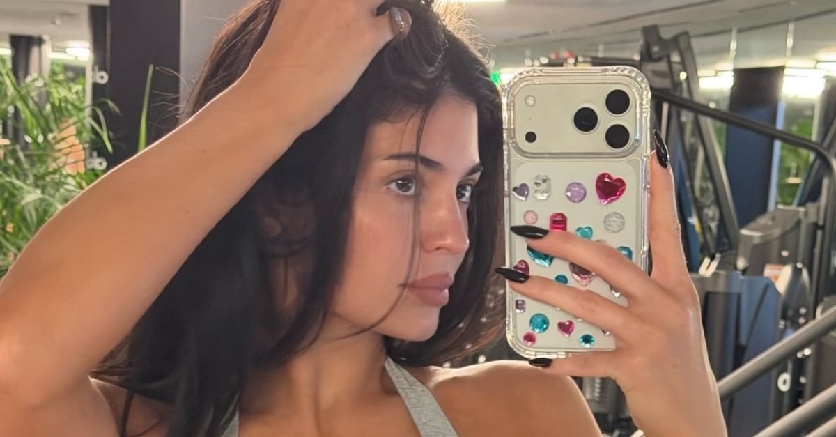 Kylie Jenner Cosigned This Iconic Fall Nail Color (Again)