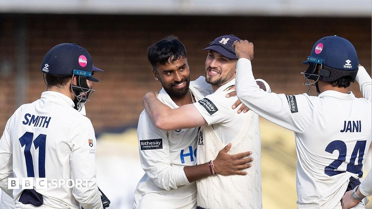 County Championship: Warwickshire beat Essex to go top of table