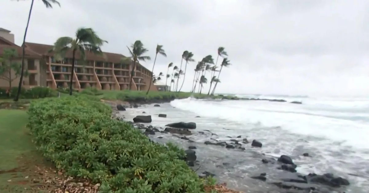 State of emergency in Hawaii as Hurricane Lowell approaches
