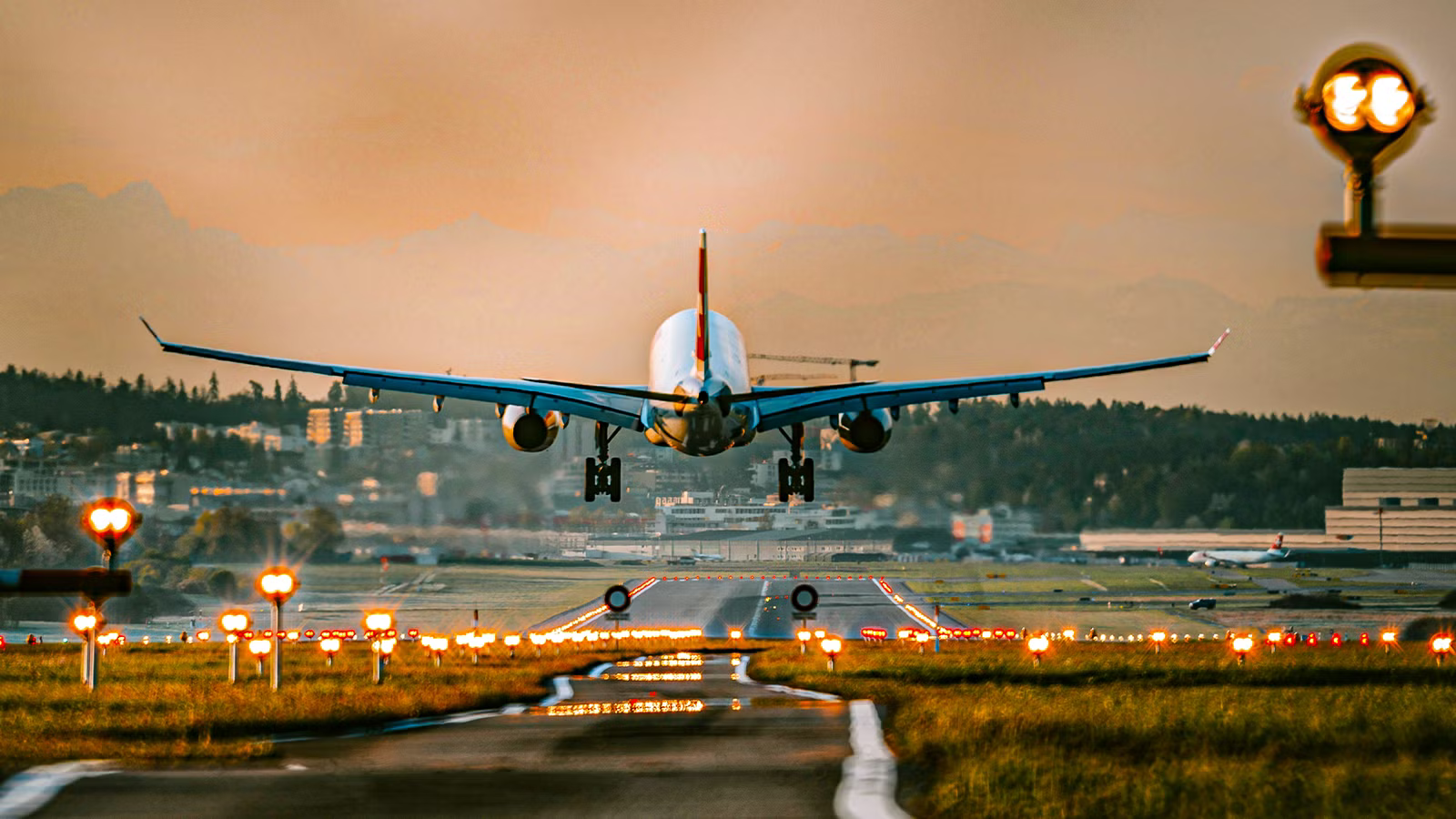 What Pilots Actually Do Between Cruise & Touchdown To Choreograph The Perfect Landing