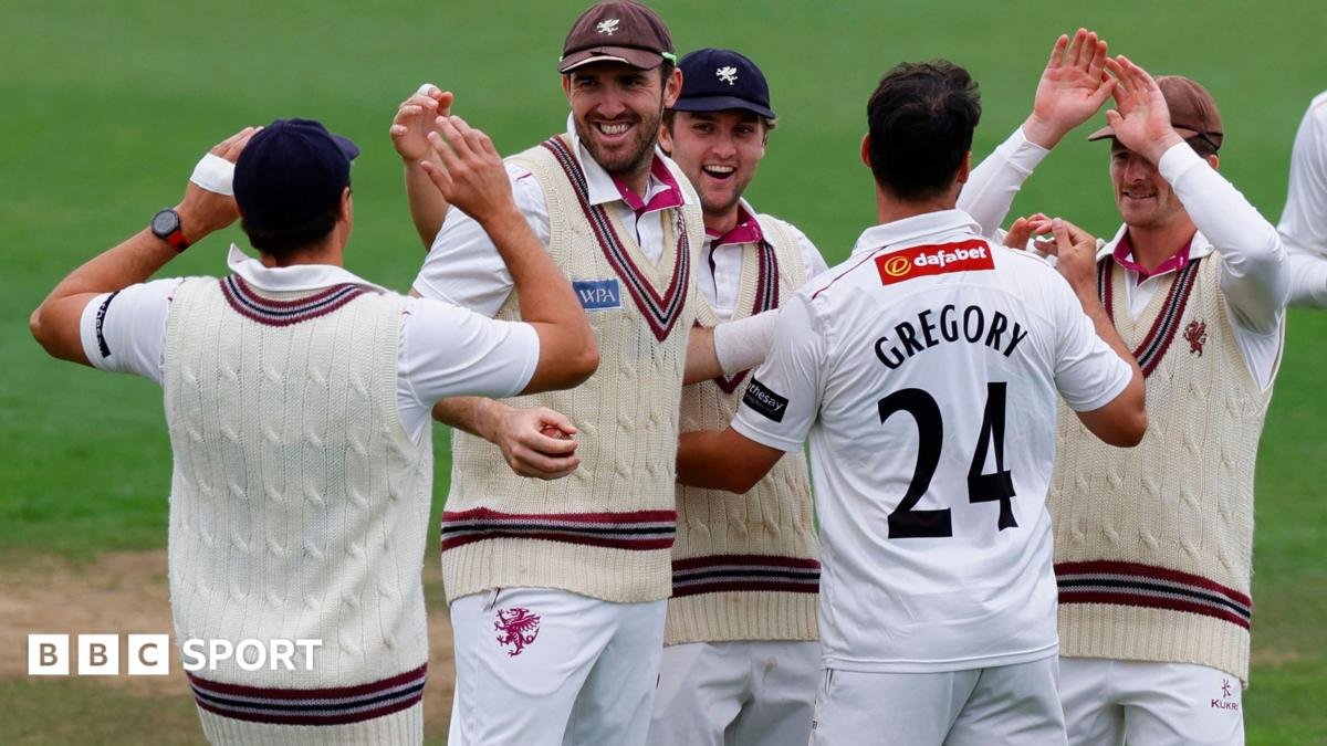 County Championship: Somerset thump Glamorgan to maintain title hopes