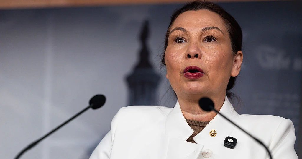 Sen. Duckworth slams Trump’s “foolhardy plan” to make triumphal arch a military complex