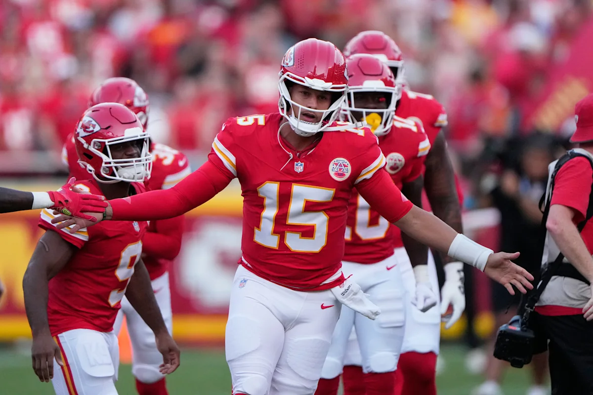 In first drive back from torn ACL, Patrick Mahomes scrambles in for a running TD