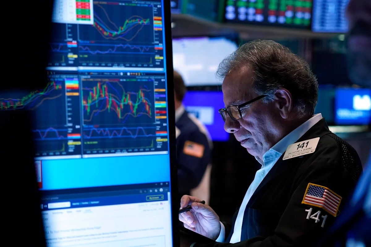 Divide over yields: Fed officials see a stronger economy, Wall Street frets over oil prices and deficits.