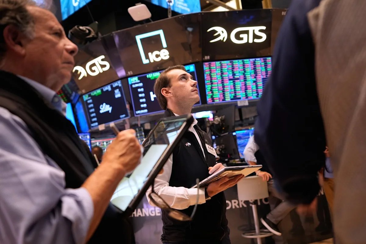 Asian shares mostly rise, cheered by a US rally and easing oil prices