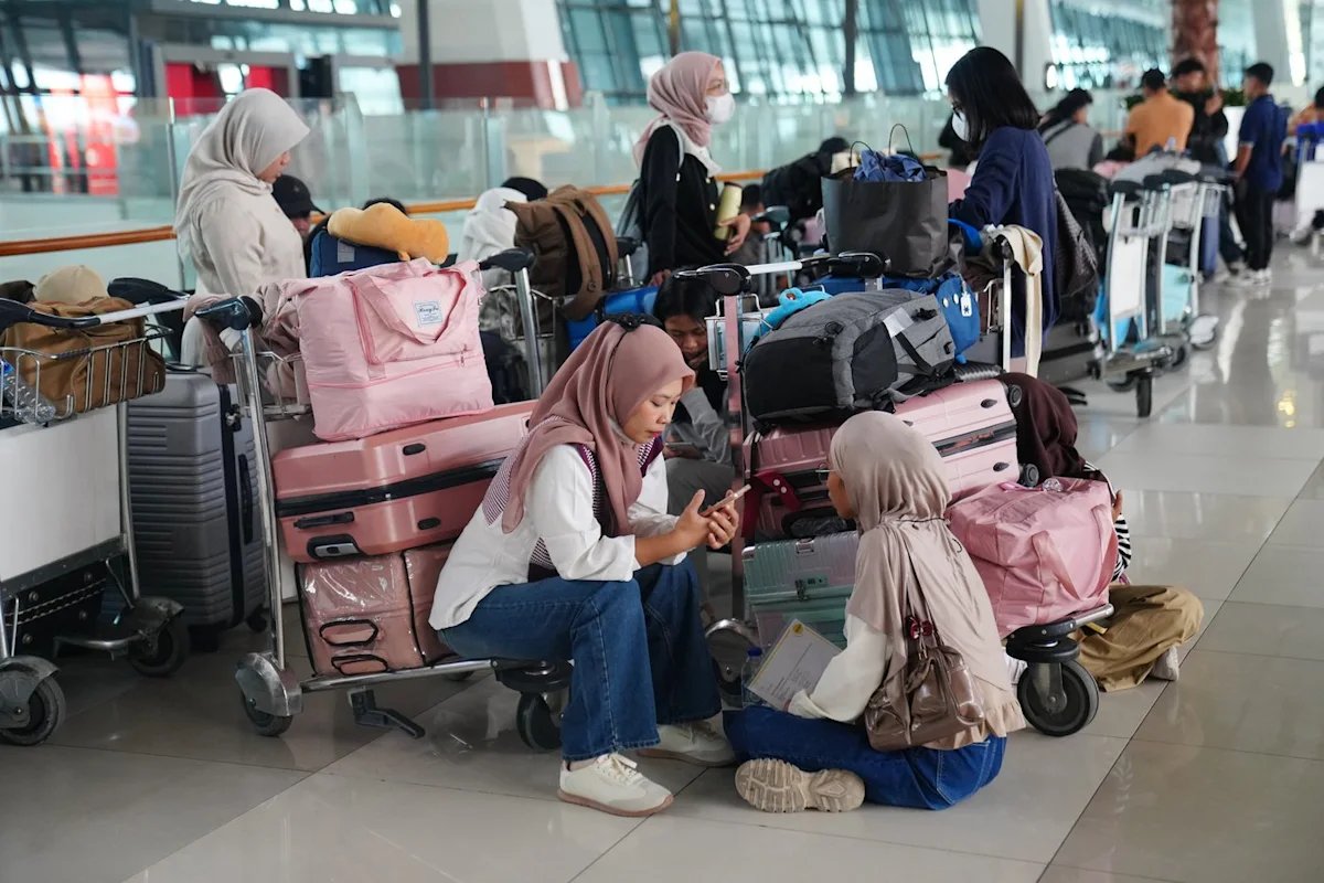 Flights to and from Indonesia’s capital resume after volcanic eruption forced a 2-day closure