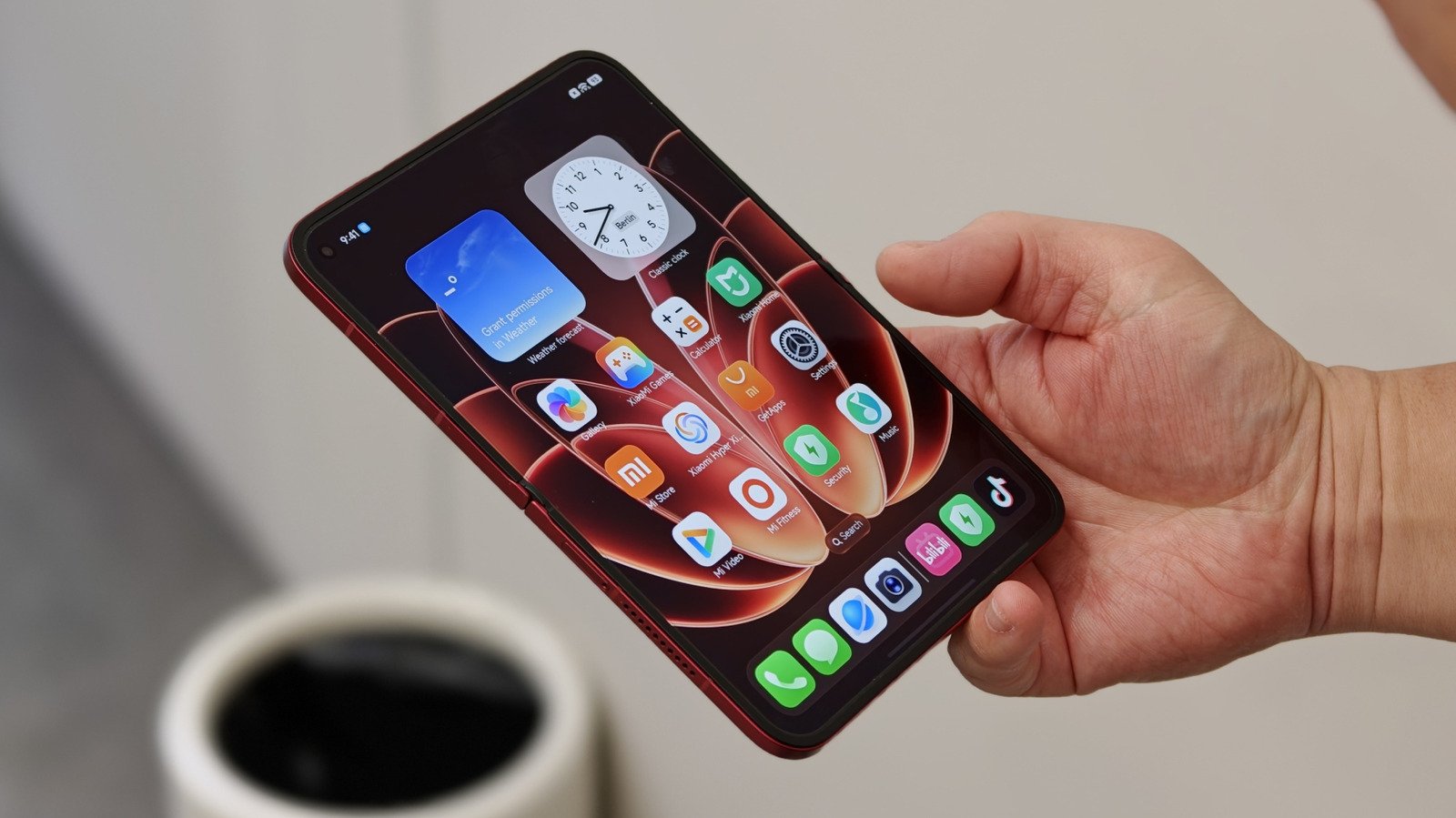 Xiaomi 18 Fold Hands-On: An Attractive ‘Mid-Size’ Foldable With Powerful Specs