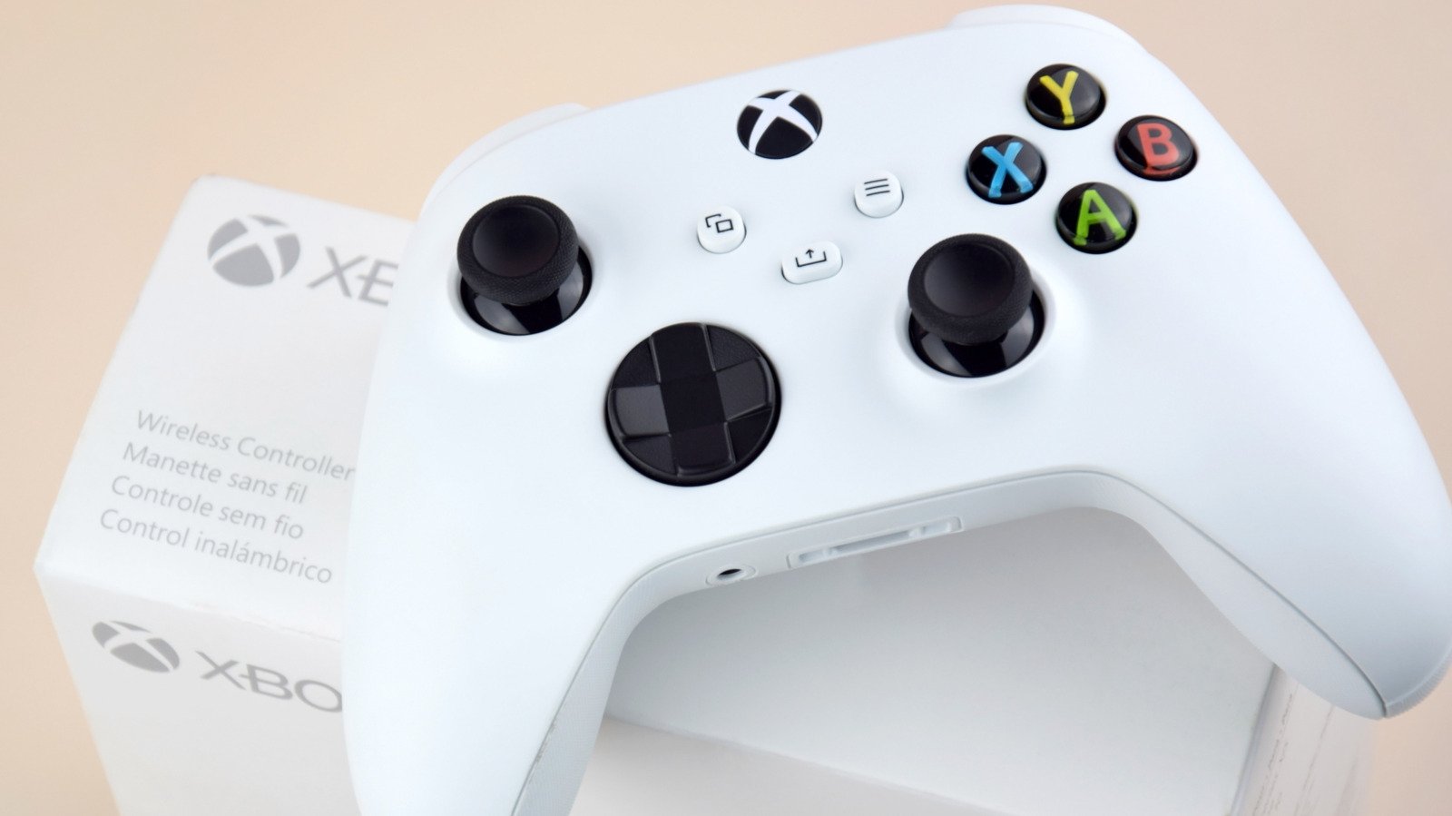 The Pros And Cons Of Using Wired Vs. Wireless Xbox Controllers