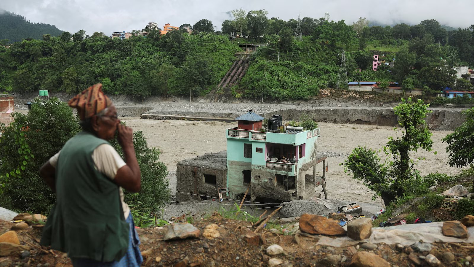 Death toll tops 1,000 after Nepal flooding, as search continues for thousands