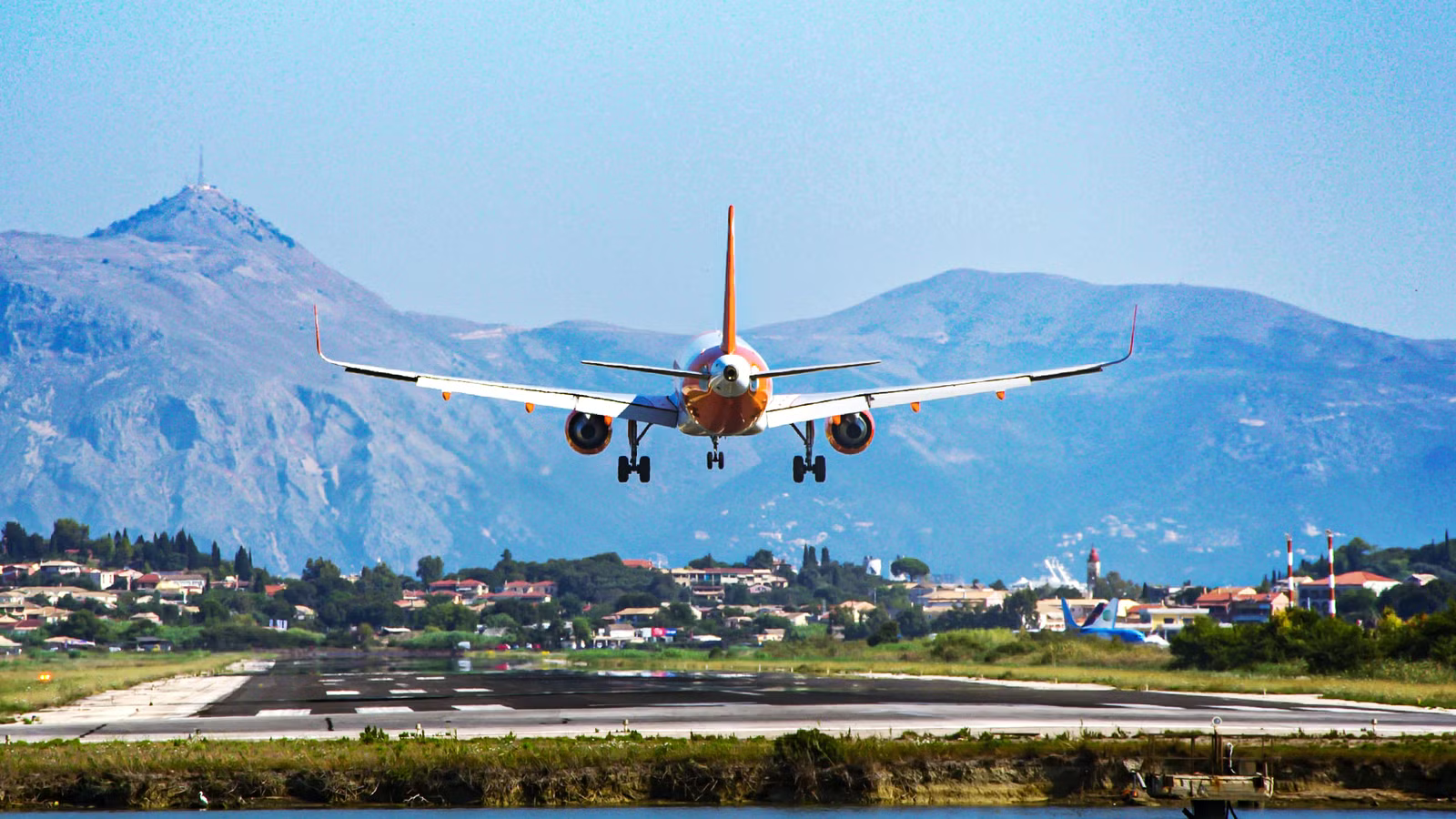 Why Pilots Sometimes Circle The Airport On Purpose Before Landing