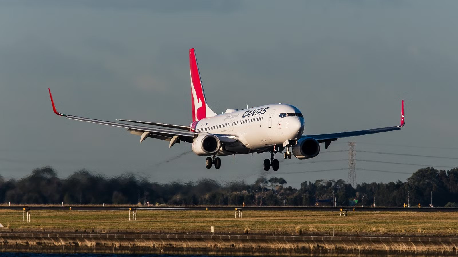 “Sounded Like Gunshots”: Qantas Boeing 737 Diverts After Engine Flames Over Queenstown