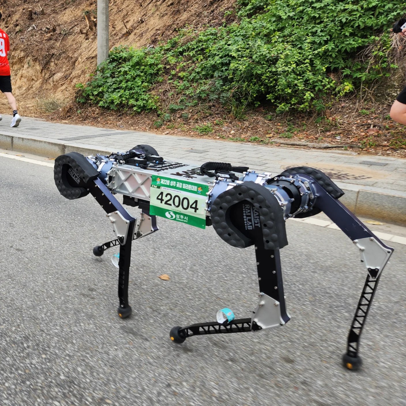 This Robot Dog Crushed a Marathon Without Stopping to Recharge
