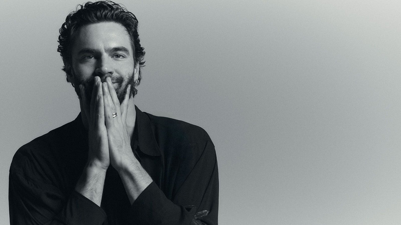 Tom Bateman on Favorite Rom-Coms, Lili Reinhart, and TikTok