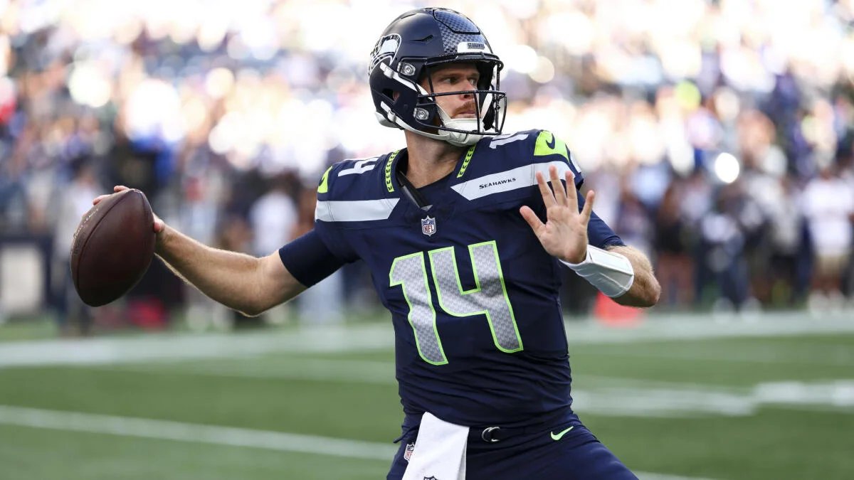 Sam Darnold exits Seahawks-Patriots season opener with hip injury, ruled out