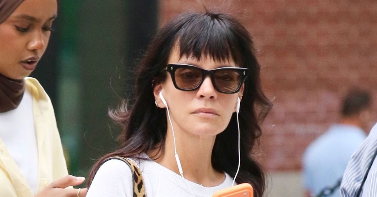 The Denim Trend It Girls in NYC Are Wearing With White Sneakers