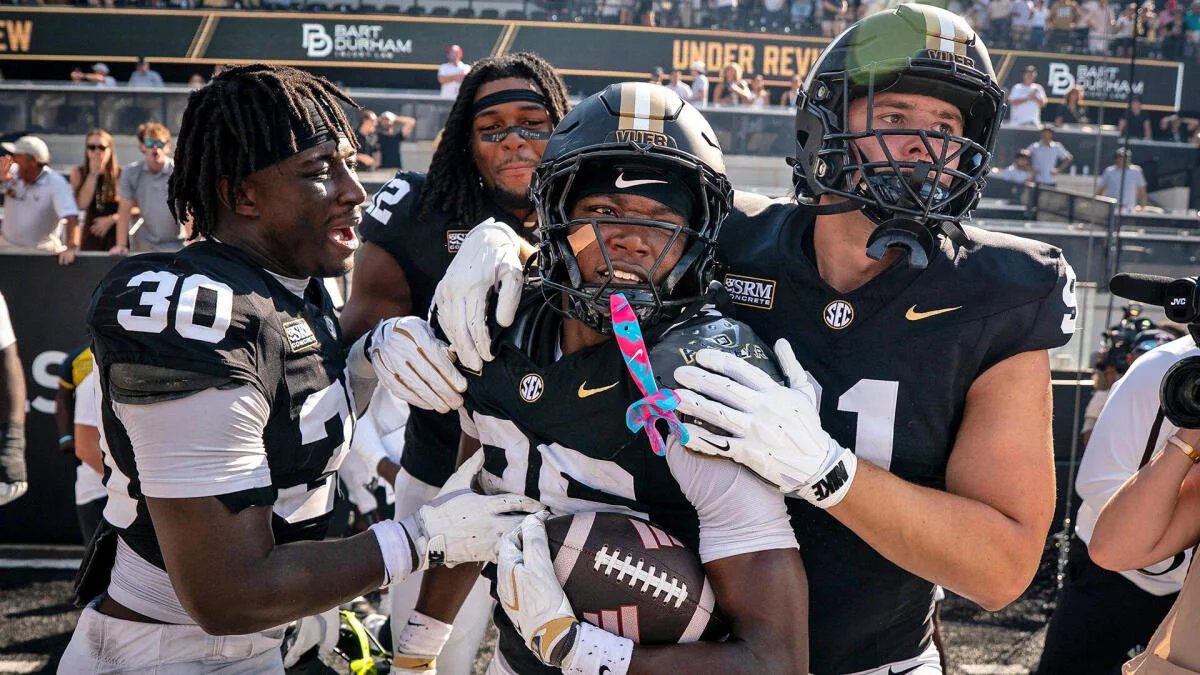 WATCH: Vanderbilt scores last-second go-ahead TD after NC State fumbles intentional safety