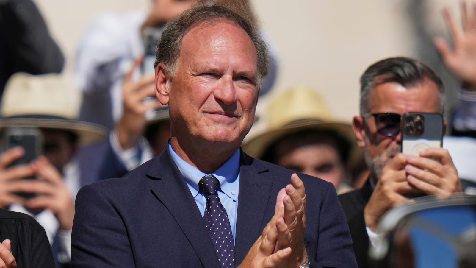 Alito steps aside in a major climate case after scrutiny over oil stock holdings