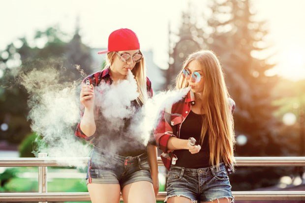 Young Canadians smoking more as Canadians back tobacco ban