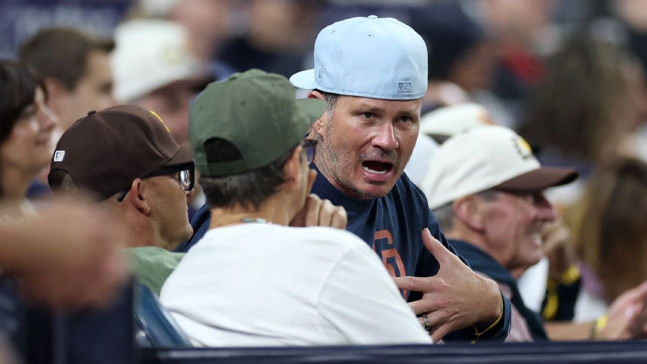 Padres fans’ Blink-182 rendition makes front man emotional