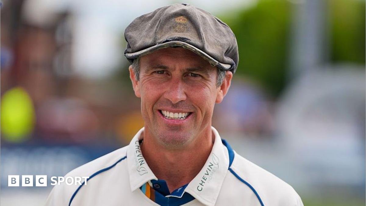 Wayne Madsen: Derbyshire red-ball captain signs new deal