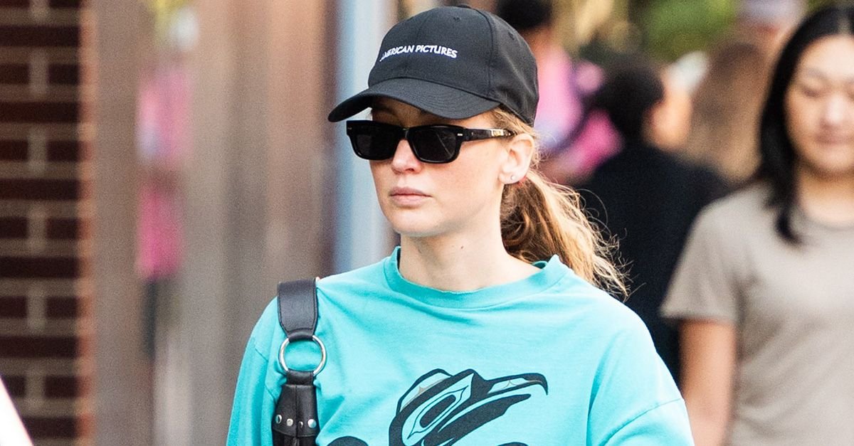 This Legging Trend Makes White Sneakers Look More Up-to-Date