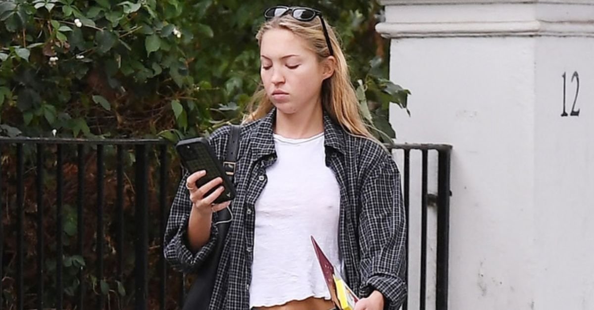 Iris and Dakota Have Ditched Stovepipe Jeans For This Trending Alt