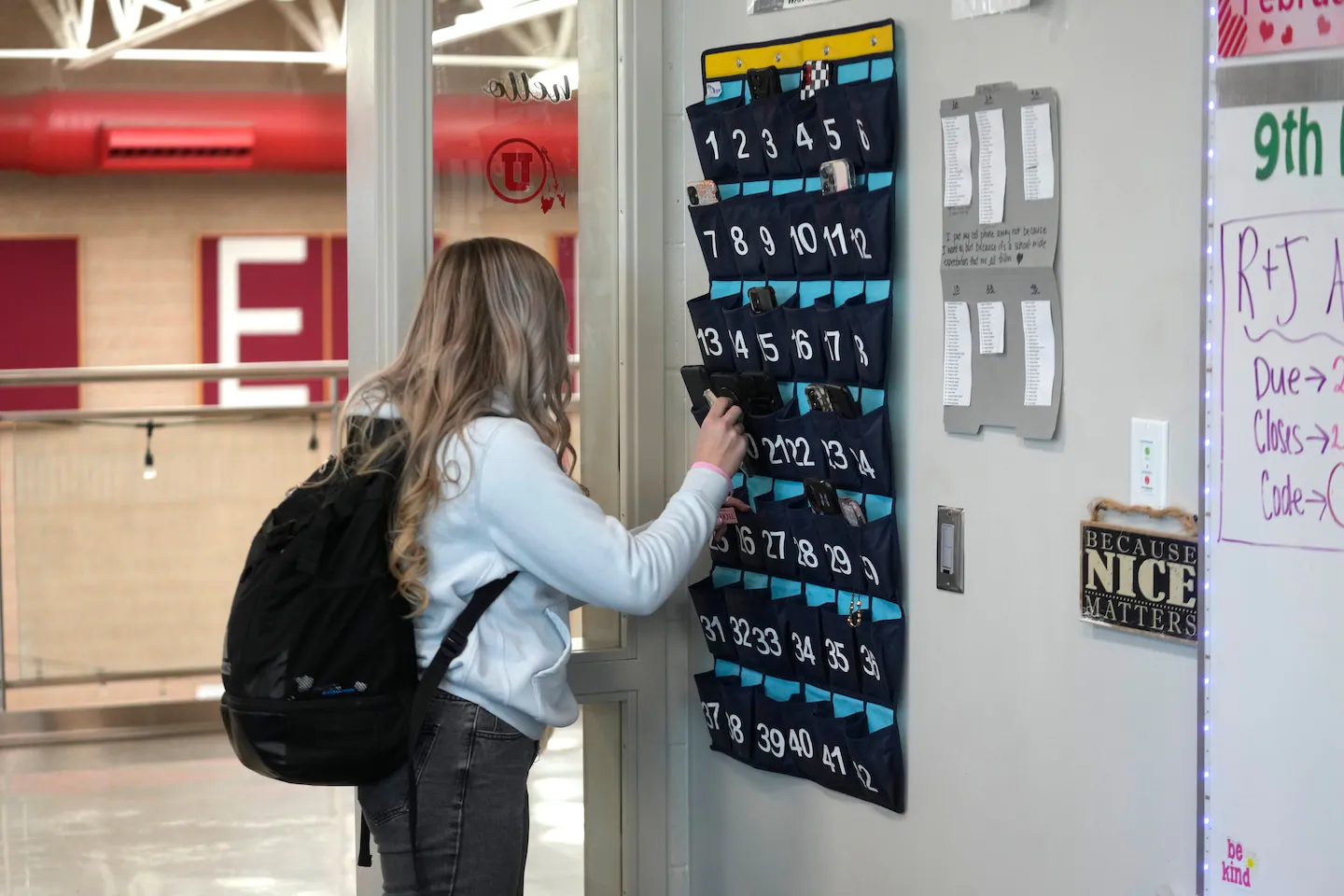 Bipartisan bill seeks to ban cellphones in schools nationwide