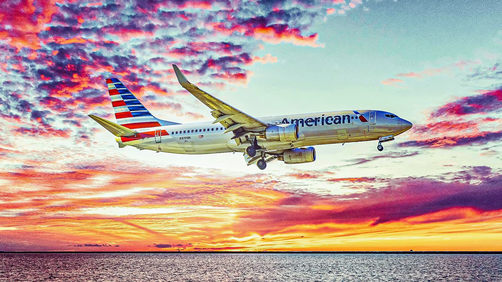 American Airlines Boeing 737 Returns To Boston After Emergency Declared & Suspected Fuel Leak