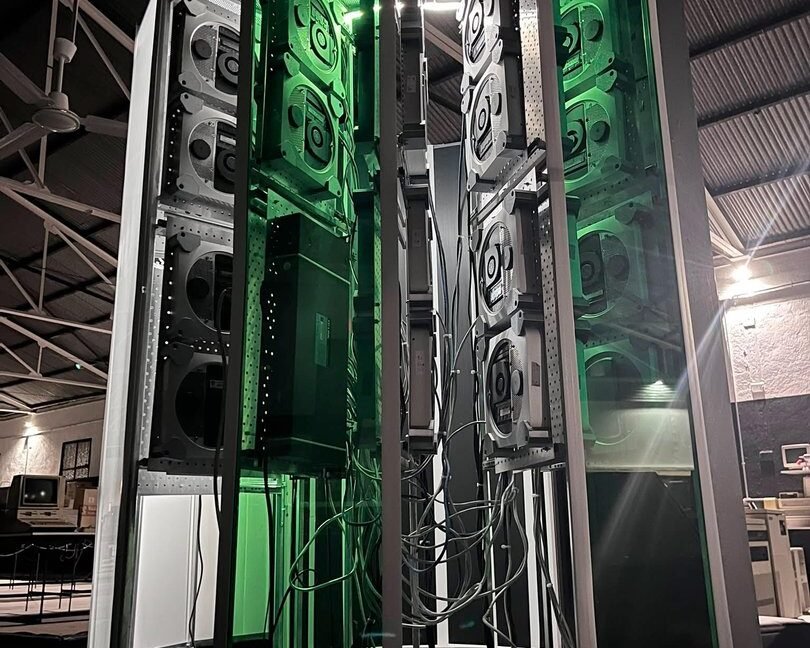 A Cray-1 supercomputer replica from 30 “obsolete” Mac Minis