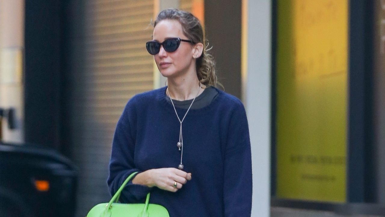 Jennifer Lawrence Just Wore the Anti-Autumn Apple Green Bag Trend