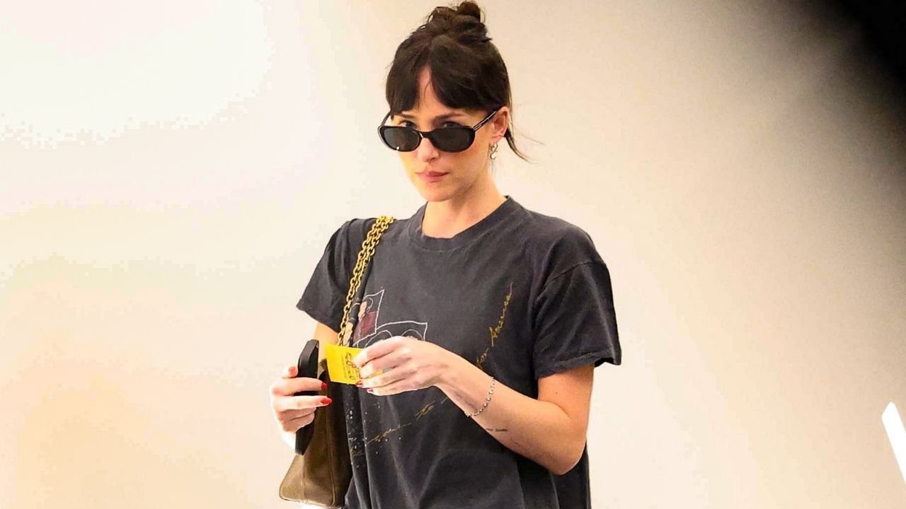 ‘90s It Girls and NYC Cool Girls Agree—Brown Jeans Look Best With Graphic Tees