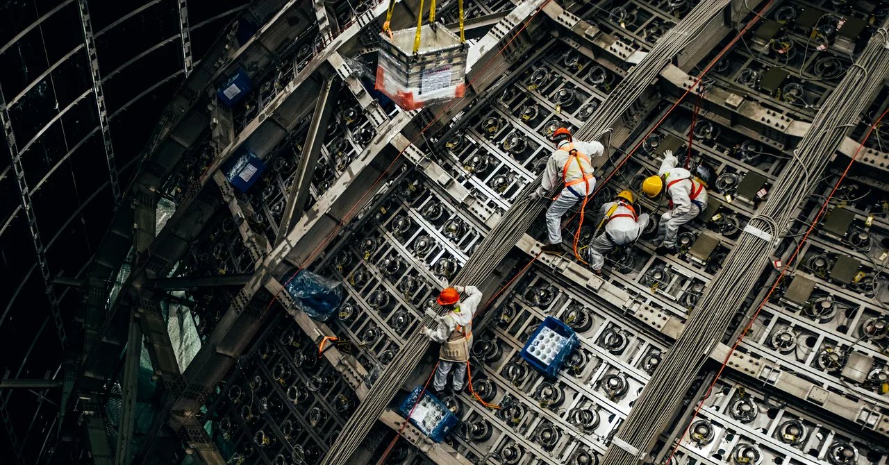 A Scientist Working on the ‘IceCube’ Neutrino Detector Explains the Nobel Prize–Winning Technology