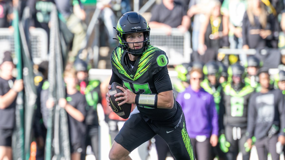 Oregon to start Brock Thomas at QB: Ducks bench Dylan Raiola as CFP hopes hang in balance