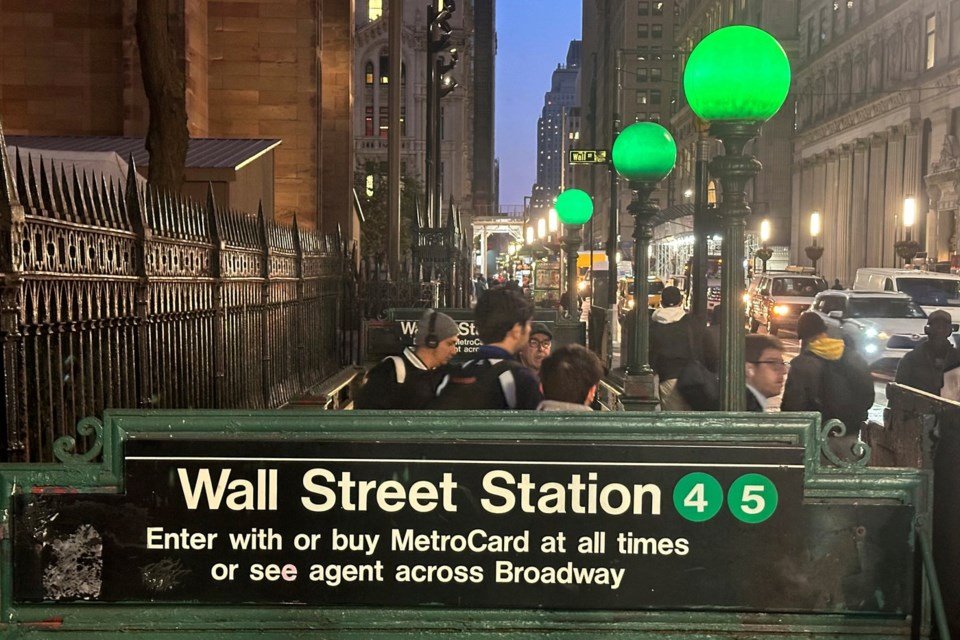 US stocks hover near their latest record in early trading on Wall Street