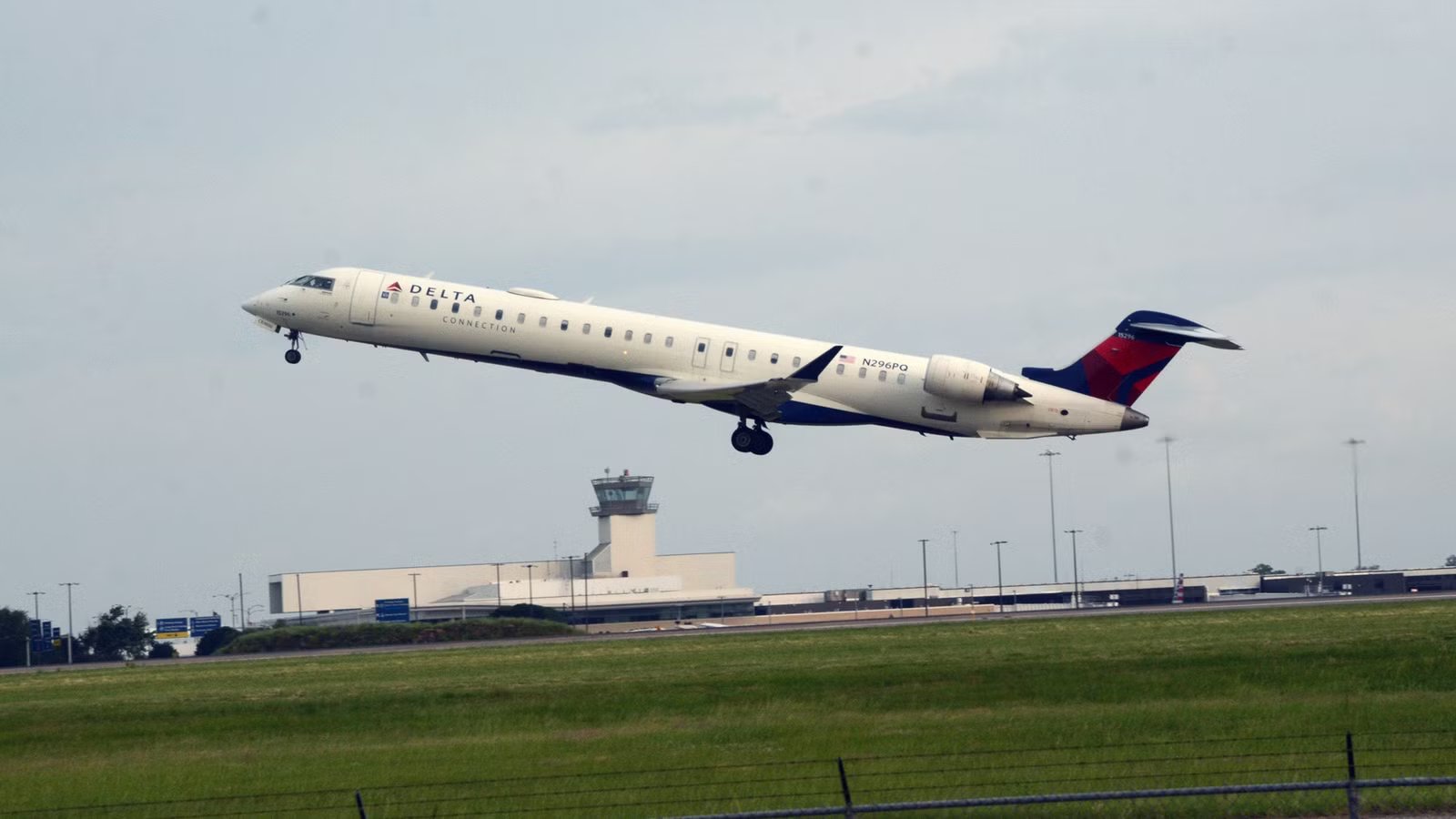 Delta Flight Aborts LaGuardia Landing At The Last Second To Avoid Private Jet Taking Off