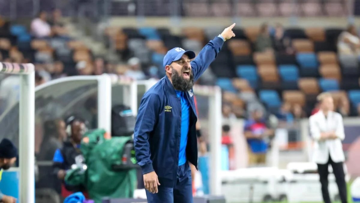 ‘No free coffees’: El Salvador coach strips perks, publicly shreds players