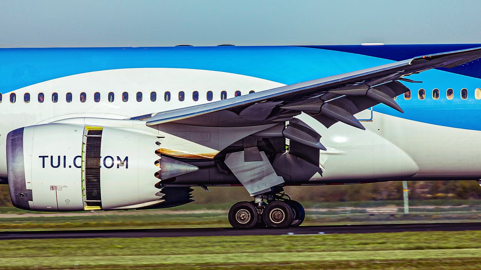 The Engineers’ Debate: Why The Boeing 787-10 & Airbus A350-900 Have 5 Key Landing Gear Differences