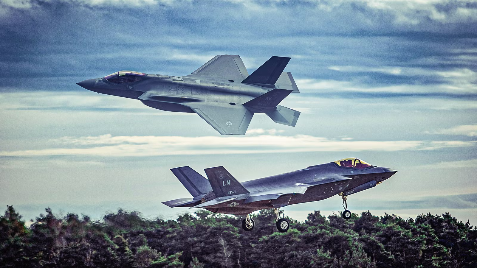 The Hourly Cost Of Operating An F-35 Compared To An F-22 In 2026